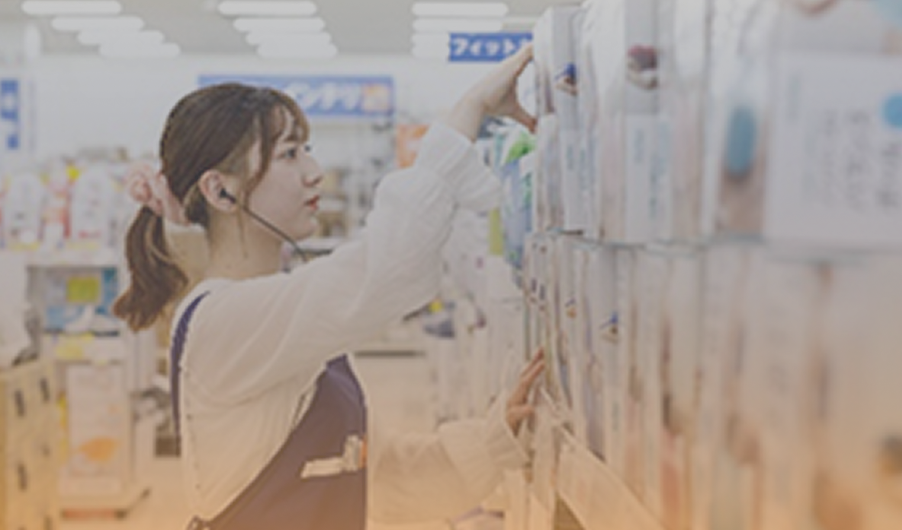 社員が商品を陳列している画像